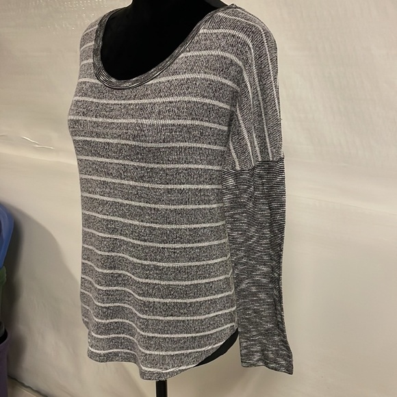 MAURICE’S gray and white sweater size M - Picture 3 of 6